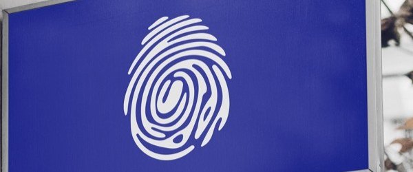 Mockup d'une enseigne lumineuse Indigo Space avec logo empreinte